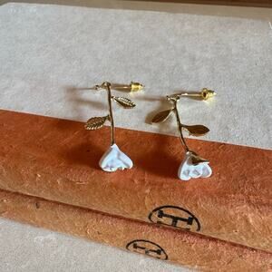 Gold and White Floral Earring - chic gold plated, hypoallergenic & lightweight